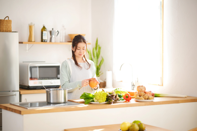 キッチンで調理をする女性